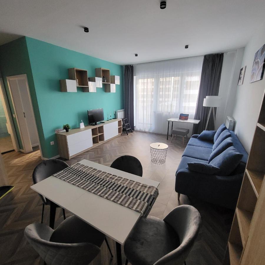 New Luxury Next To Subway With Garage דירה *
