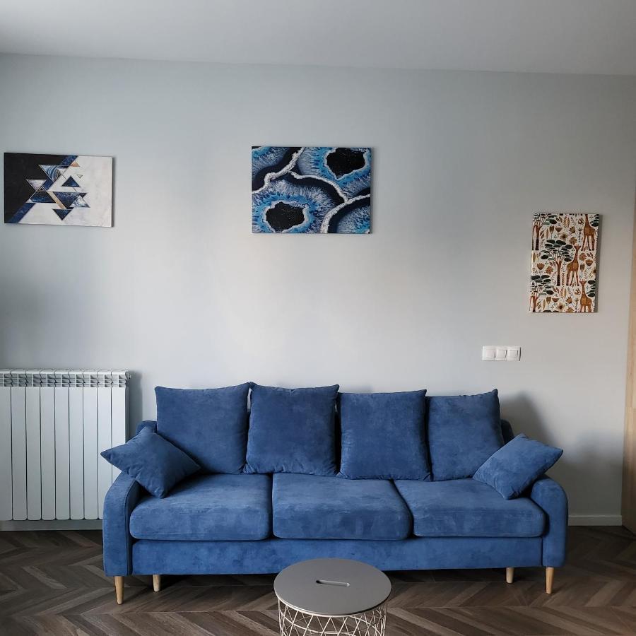New Luxury Next To Subway With Garage Daire