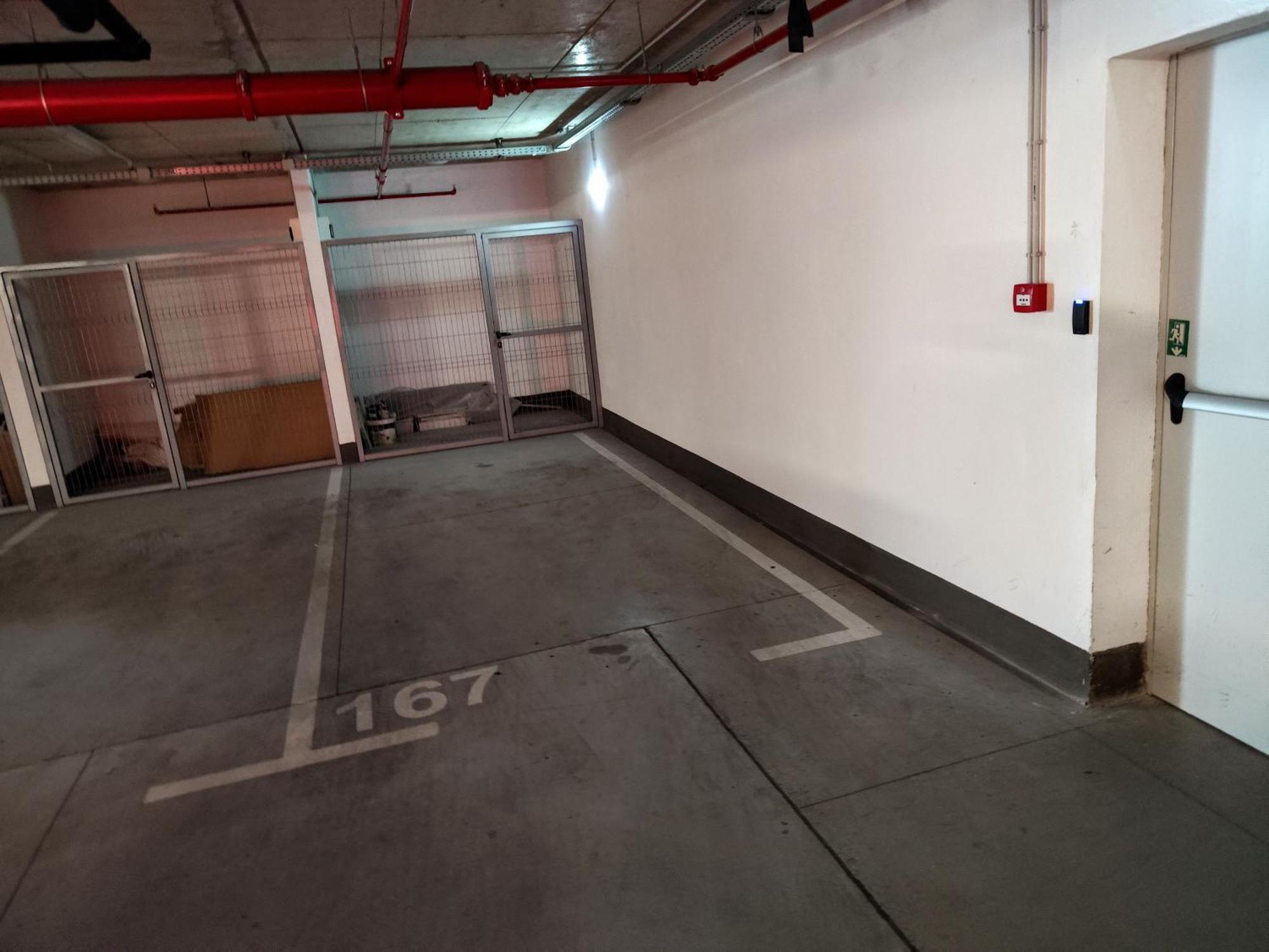 New Luxury Next To Subway With Garage Daire